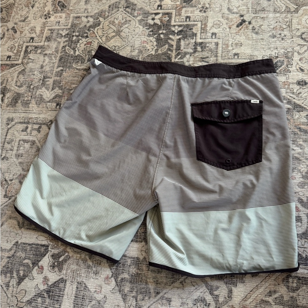 Vuori Board Shorts, Size 36 - Picture 9 of 15